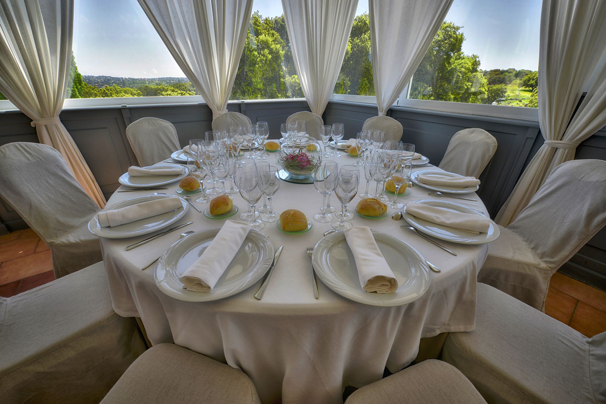 mesa preparada del jardín de la vereda